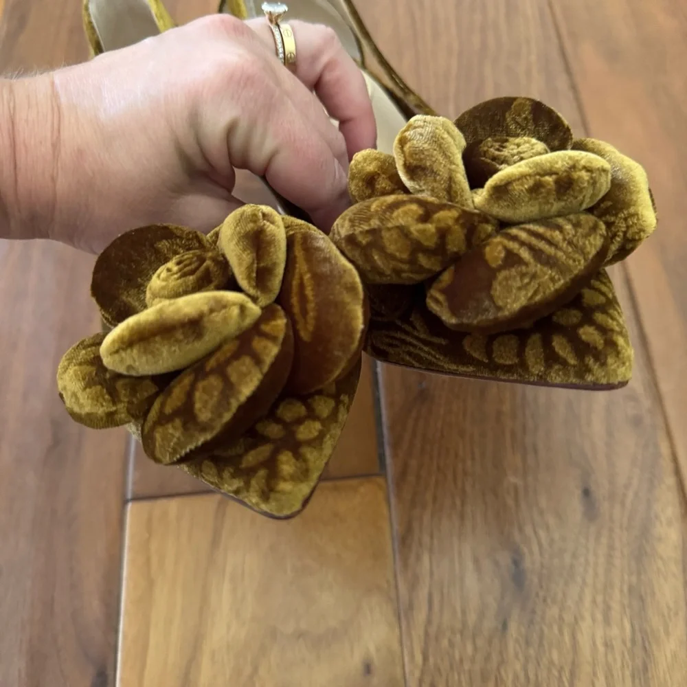 NWT Antonio Melani Ester Velvet Flower Heel Pumps Sz 7,5 - Picture 3 of 10